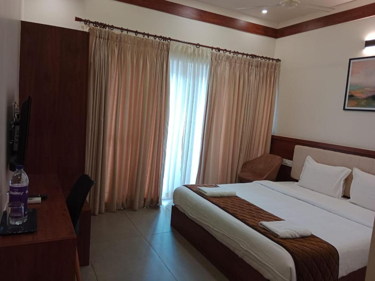 Royalton Residency Hotell Mundakāyam Exteriör bild
