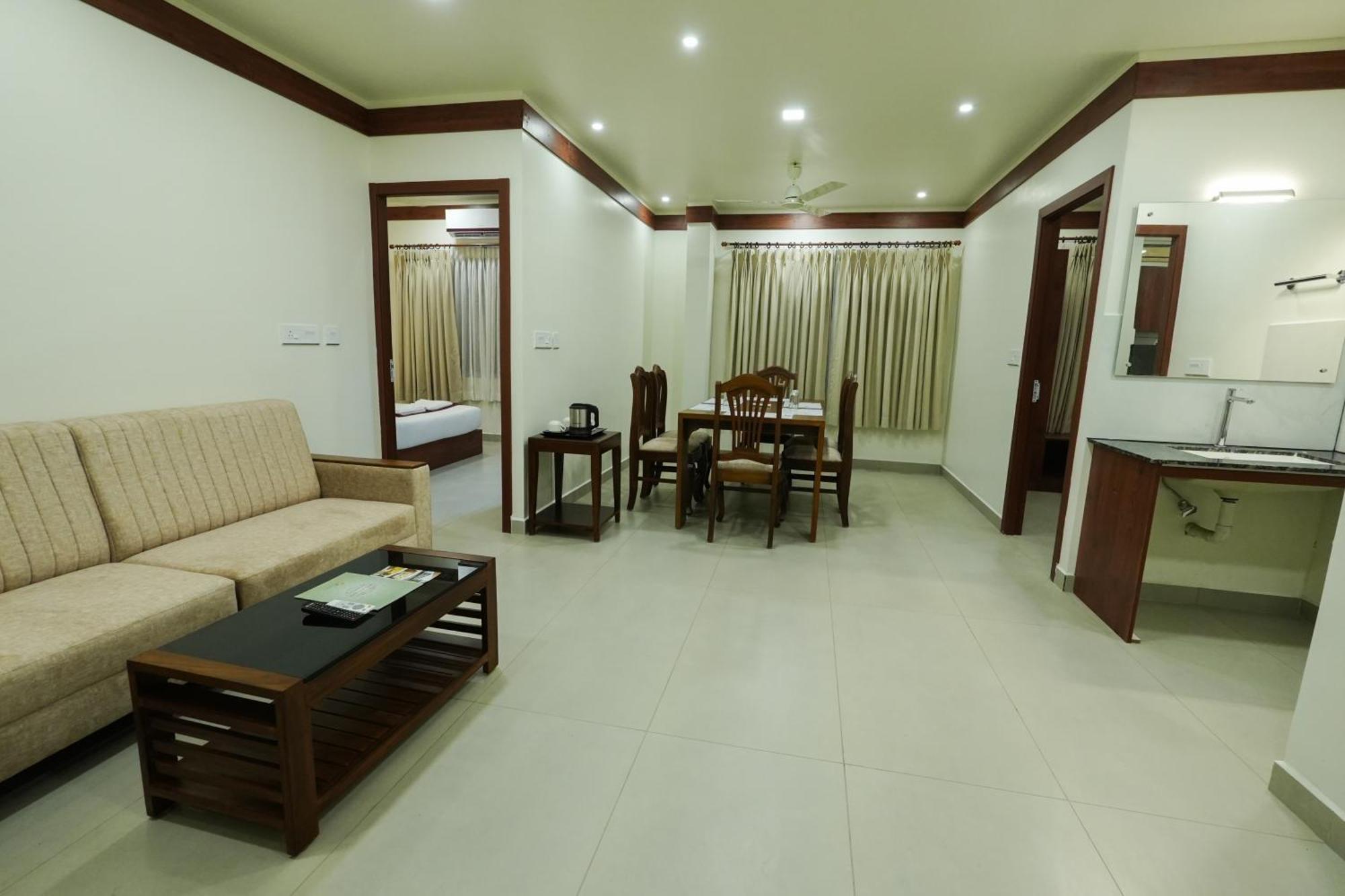 Royalton Residency Hotell Mundakāyam Exteriör bild